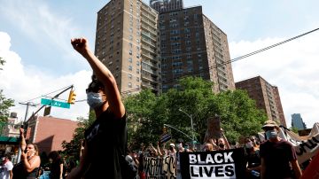 Manifestantes marchan en protesta por George Floyd en Manhattan, NY, el 6 de junio de 2020.