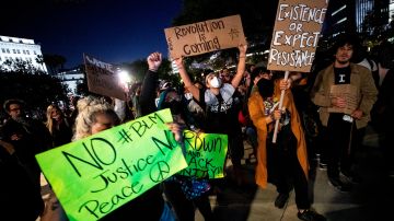 Manifestantes pacíficos con pancartas durante un protesta en Los Ángeles.