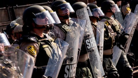 La ciudad de Compton contrata al Departamento del Sheriff de Los Ángeles para labores de seguridad pública.