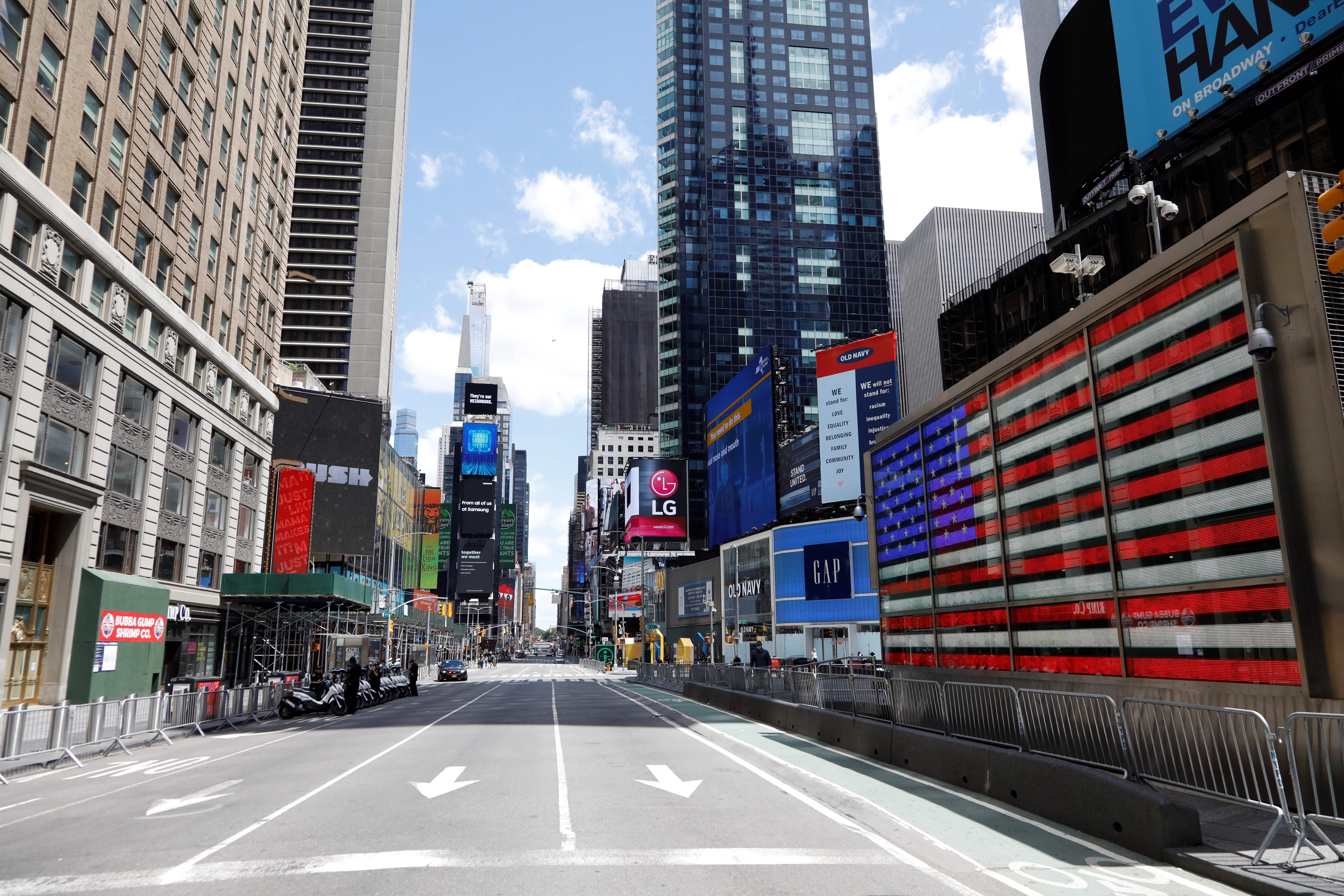 Un día antes de la reapertura, la popular Times Square lucía vacía. Foto: JASON SZENES / Efe.