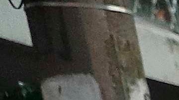 Manifestantes levantan sus brazos y permanecen quietos frente a unos policías durante una protesta contra el presidente de Brasil, Jair Bolsonaro en Sao Paulo.