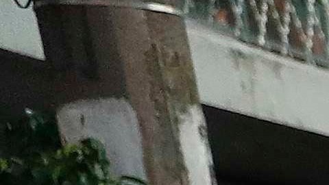 Manifestantes levantan sus brazos y permanecen quietos frente a unos policías durante una protesta contra el presidente de Brasil, Jair Bolsonaro en Sao Paulo.