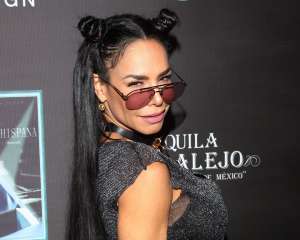 Lis Vega posa muy sexy de espaldas en la playa, usando una tanga que se pierde entre su cuerpo