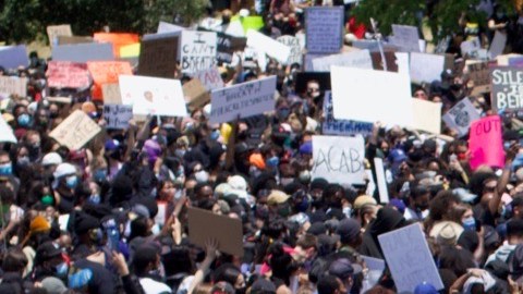 Protestas en Los Ángeles contra la brutalidad policiaca. (Cortesía Thibeaux Hirsh)