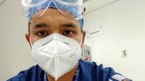 Arnold Juárez, lucha por la salud de sus paisanos en tiempos de Covid.