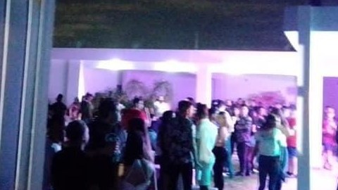 Detienen a más de un centenar de jóvenes.