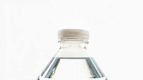 Botella agua-Suzy Hazelwood en Pexels