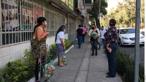 Vecinos van por despensas que reparte legislador.