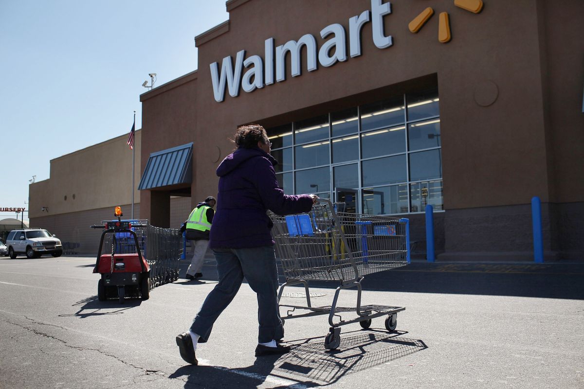 La política de Walmart ha suscitado críticas de discriminación racial.