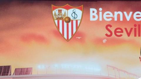 Javier Hernández en su presentación con el Sevilla.