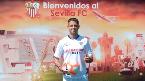 Javier Hernández en su presentación con el Sevilla.