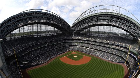 El campo del Miller Park tuvo daños menores.