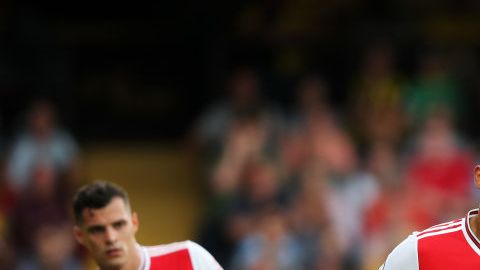 Pierre-Emerick Aubameyang Granit Xhaka y David Luiz en un partido del Arsenal.