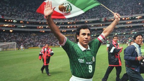 Hugo Sánchez en un partido con la Selección Mexicana.