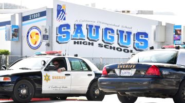 Un oficial del Departamento del Sheriff de Los Angeles a las afueras de Saugus High School en Santa Clarita, California.