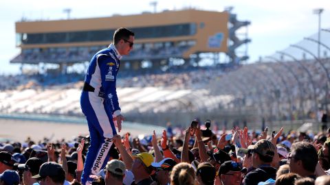 Alex Bowman, conductor de #88 Nationwide Chevrolet, en una imagen de archivo junto a fanáticos en el circuito NASCAR de Homestead, al sur de Miami.