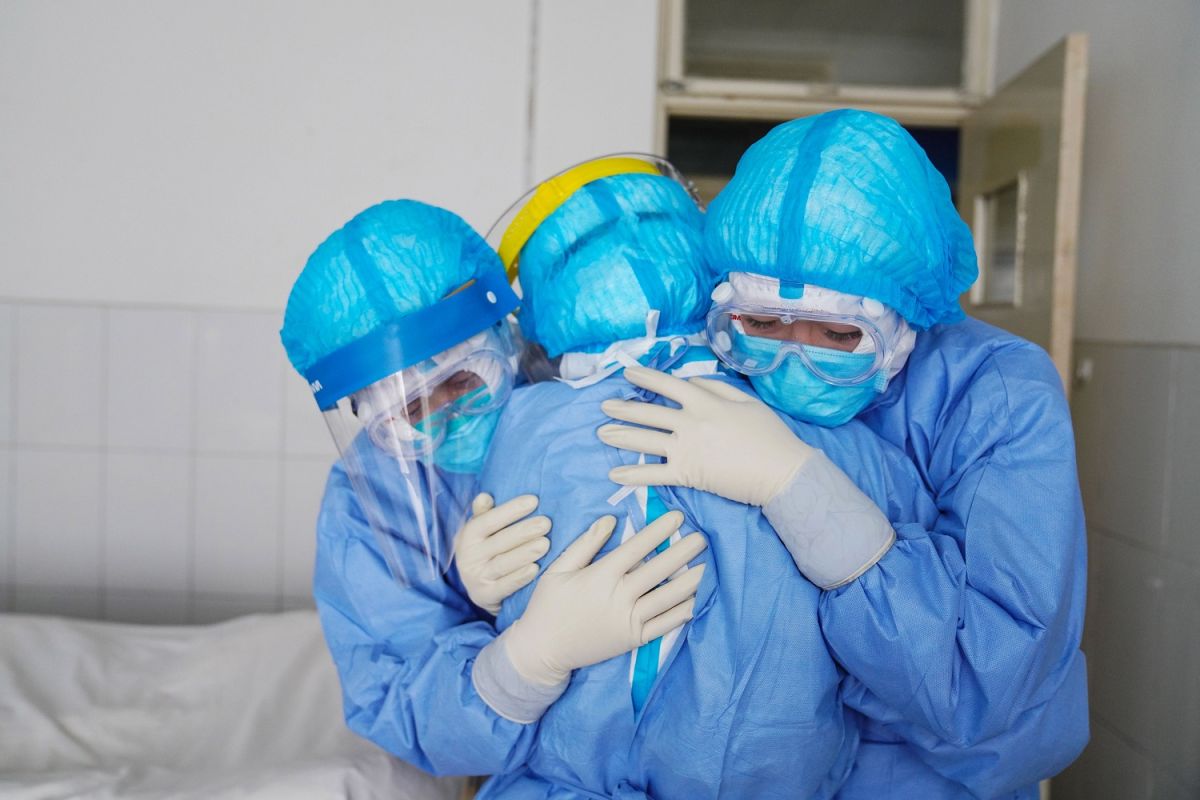 Médicos se abrazan en un hospital COVID-19 en China.