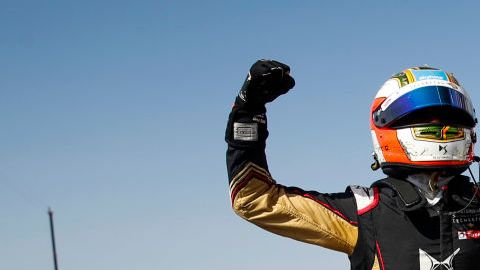 El documental aborda diversos temas, entre ellos, la vida de los pilotos durante las competencias de la Fórmula E.