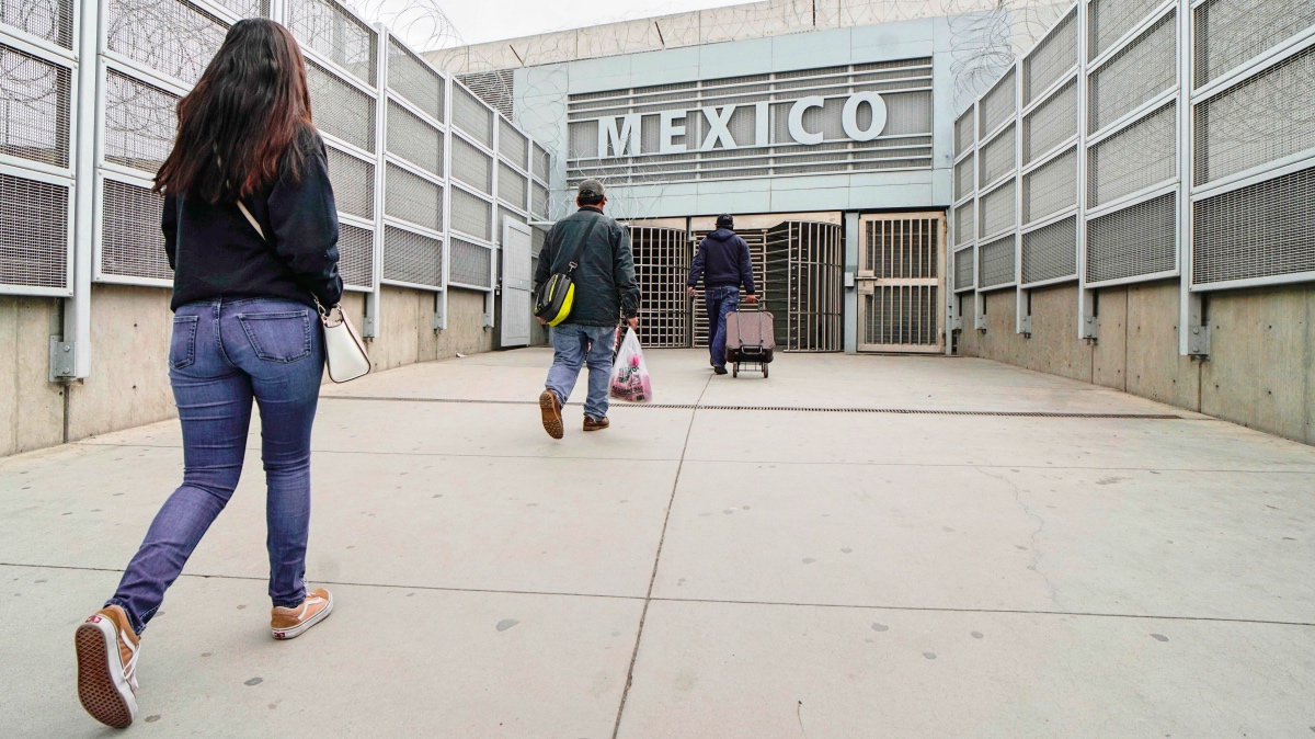 El tránsito entre EE.UU. y México está restringido a razones comerciales, educativas o médicas.