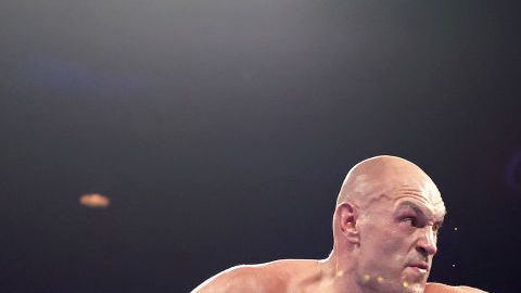 Tyson Fury golpeando a Deontay Wilder.