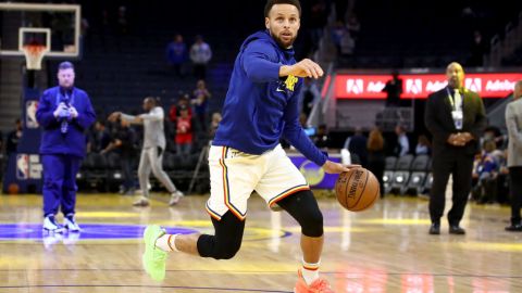 Stephen Curry en entrenamiento previo a un partido de Golden State Warriors