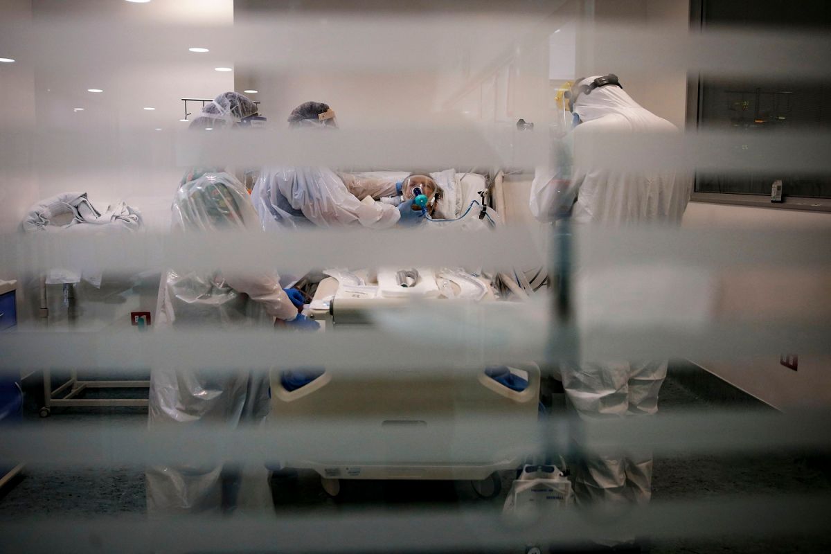 Un paciente de coronavirus recibe oxígeno en un hospital. 