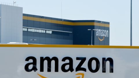 Un centro de operaciones de la gigante tienda en línea Amazon.