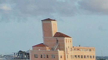 Vista aérea de la emblemática avenida Ocean Drive con numerosos hoteles frente a la playa de Miami Beach.