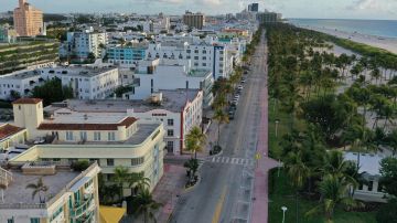 Vista aérea de la emblemática avenida Ocean Drive con numerosos hoteles frente a la playa de Miami Beach.