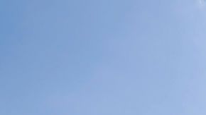 Joven jugando futbol en Brasil.