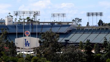 Los trabajadores de la concesión de alimentos y bebidas que prestan sus servicios al estadio de Los Dodgers amenazan con paro laboral. (Getty Images)