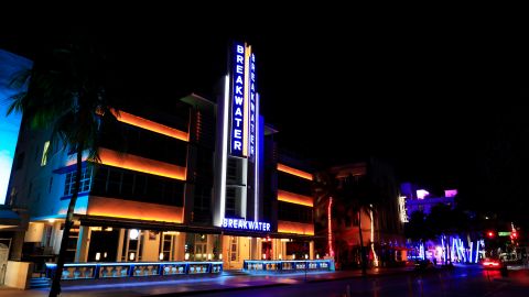 Un restaurante de Ocean Drive, en el corazón de Miami Beach, cerrado por coronavirus.