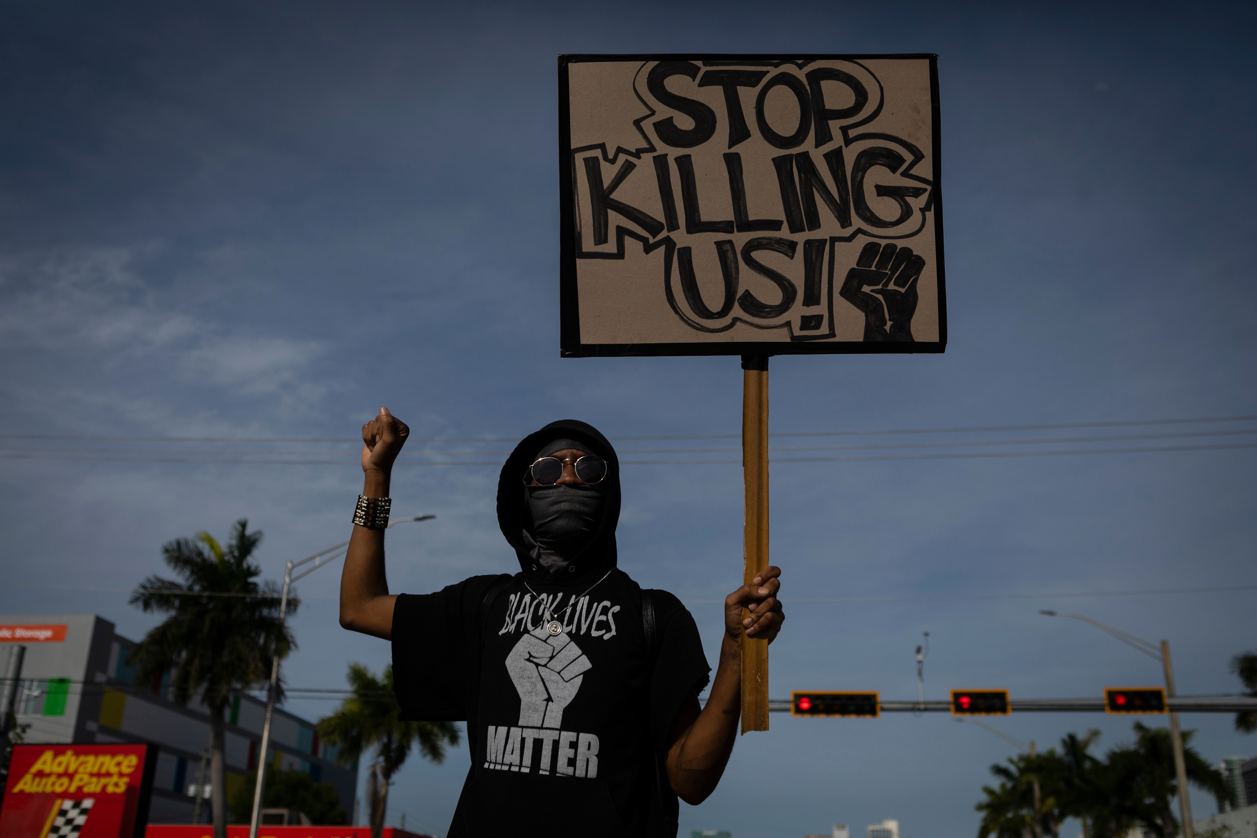 Un manifestante en la protesta de Fort Lauderdale por el caso George Floyd.