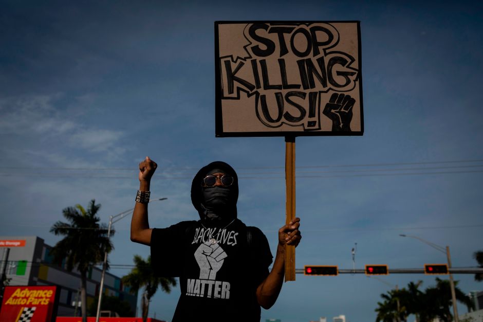 Suspenden a un oficial del sur de la Florida por atacar a los manifestantes en una protesta pacífica del caso George Floyd