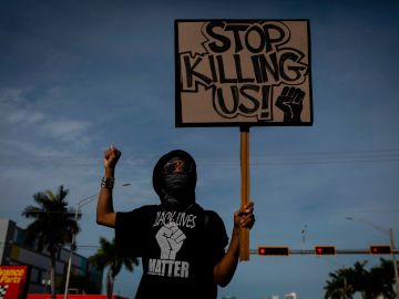 Un manifestante en la protesta de Fort Lauderdale por el caso George Floyd.