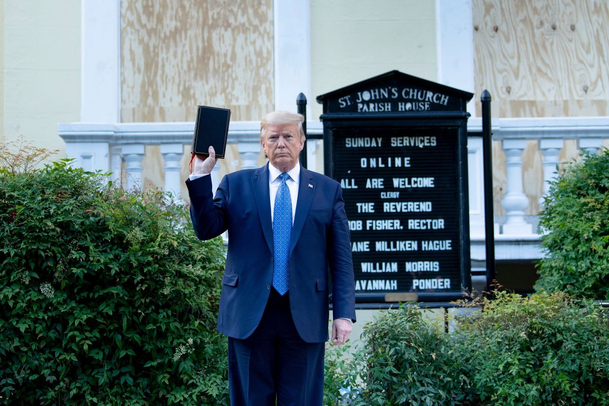 Donald Trump sostiene una Biblia frente a la Iglesia de San Juan el 1 de junio de 2020.