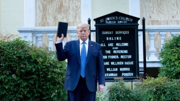 El presidente fue cuestionado por acudir frente a una iglesia a tomarse una foto.