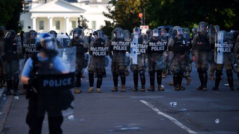 Miembros de la policía militar tienen un perímetro cerca de la Casa Blanca, mientras continúan las protestas por el asesinato de George Floyd.