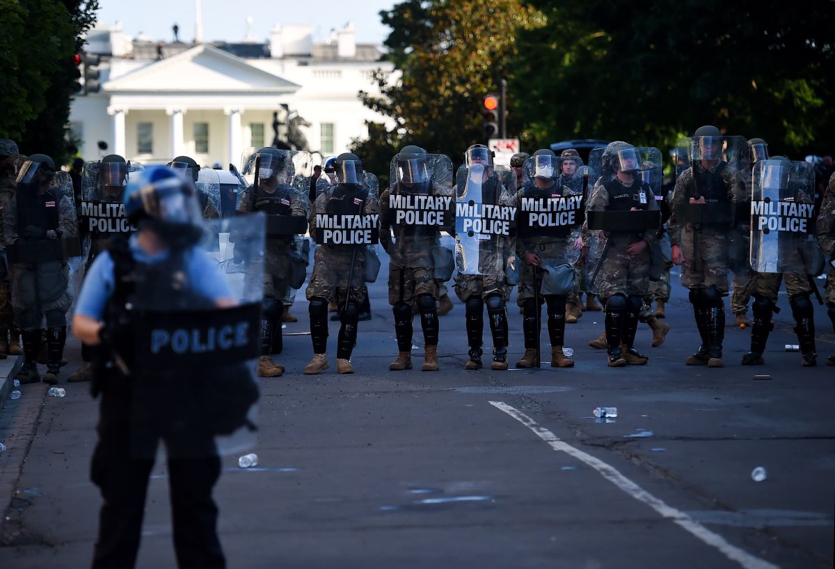 Miembros de la policía militar tienen un perímetro cerca de la Casa Blanca, mientras continúan las protestas por el asesinato de George Floyd.