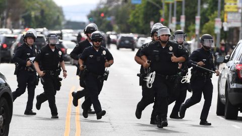 Saqueos en Van Nuys comenzaron mientras manifestantes protestaban pacíficamente.