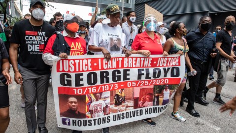 Familiares de Floyd hablaron con la prensa durante una marcha en Houston.