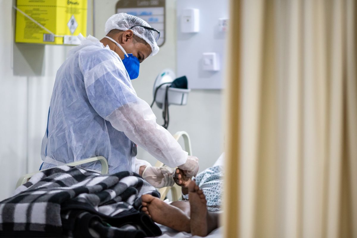 Un enfermo de COVID-19 es atendido en un hospital de Brasil.
