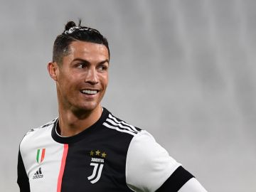 Cristiano Ronaldo desata burlas al usar extravagante atuendo Louis Vuitton  - La Opinión