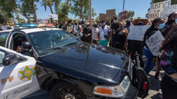 Alguaciles bloquean una protesta por la muerte de Robert Fuller en Palmdale. (Getty Images)