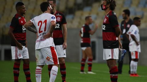 Con el partido de Flamengo vs. Bangu regresó el futbol a Brasil.