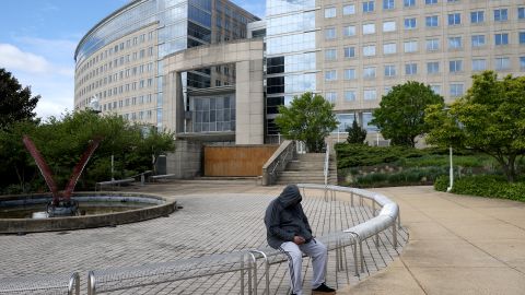 ayuda económica coronavirus cheque IRS dinero EIP cheques de estímulo pagos hogares herramienta encuesta Newamerica veteranos Seguro Social dependientes