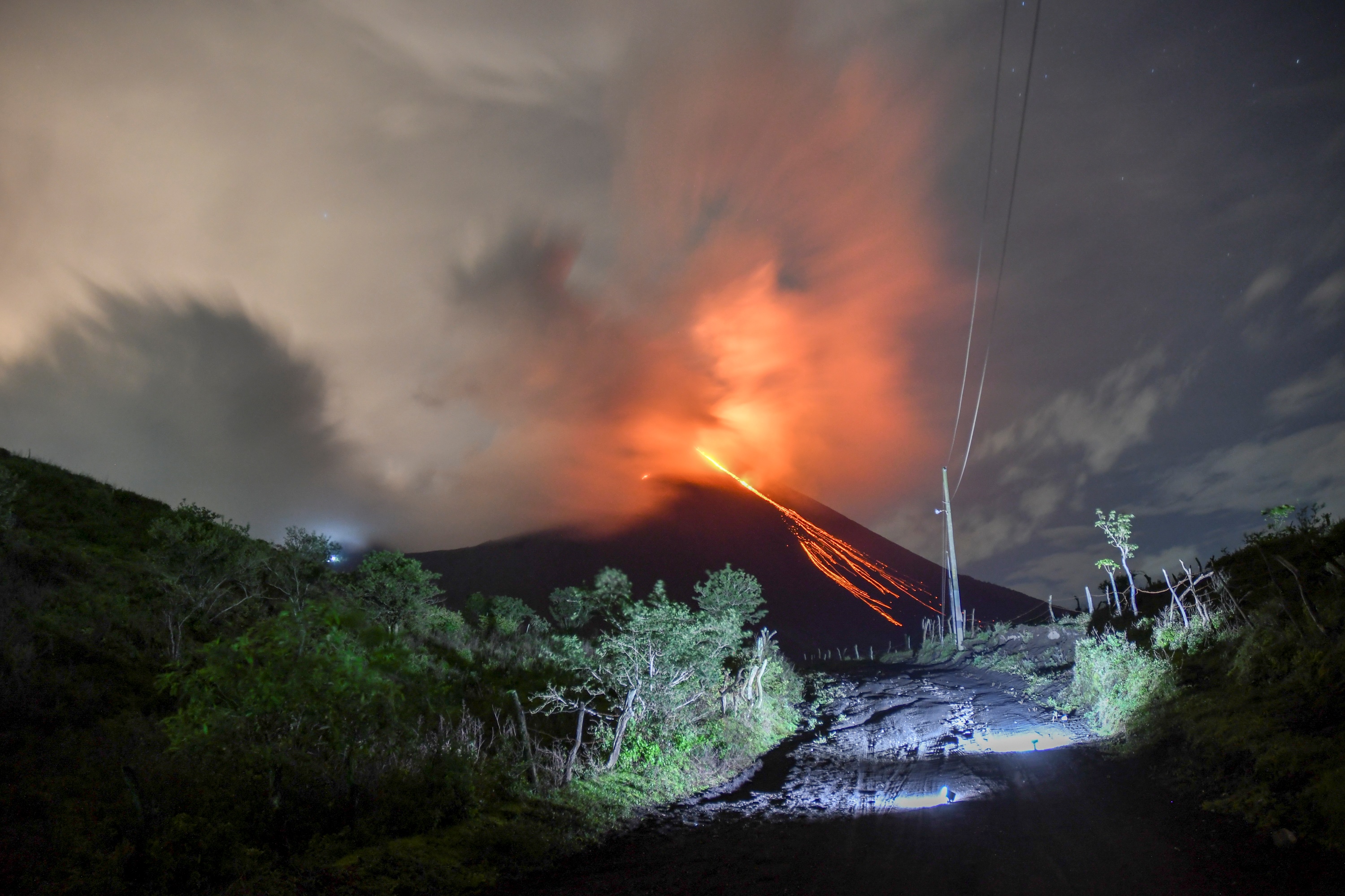 Guatemala en alerta por la erupción de tres volcanes La Opinión