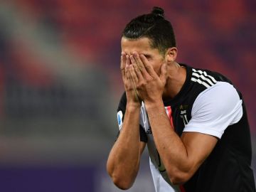Cristiano Ronaldo lamentándose tras una falla ante el Bolonia.