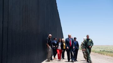 Trump durante su visita al muro.