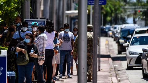 Gente esperando a hacerse las pruebas del coronavirus en un centro de Miami Beach.